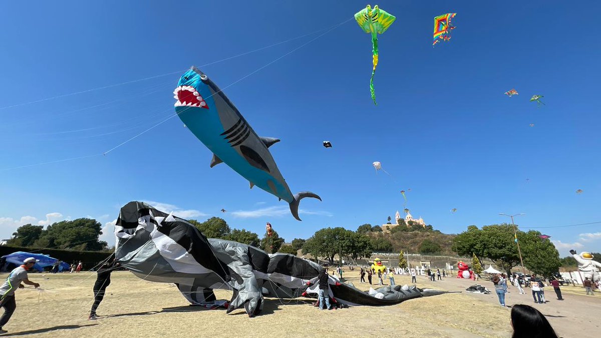 🪁 El cielo se llena de color en el festival Volarte, realizado detrás de la Pirámide de Cholula.

📸 Julio César Martínez
#Puebla