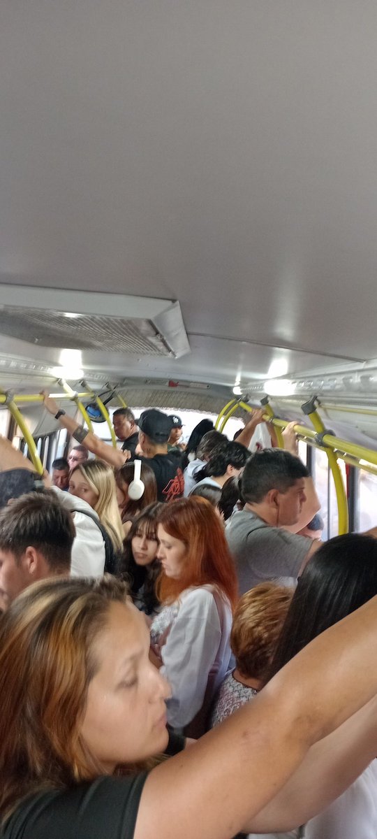 Cuenta la leyenda que antes los trabajos de modernización se hacían de noche sin interrumpir el servicio.. Pero también cuenta la leyenda que cuando se paralizaba el servicio ferroviario se disponian colectivos de refuerzo para asegurar el transporte al usuario.