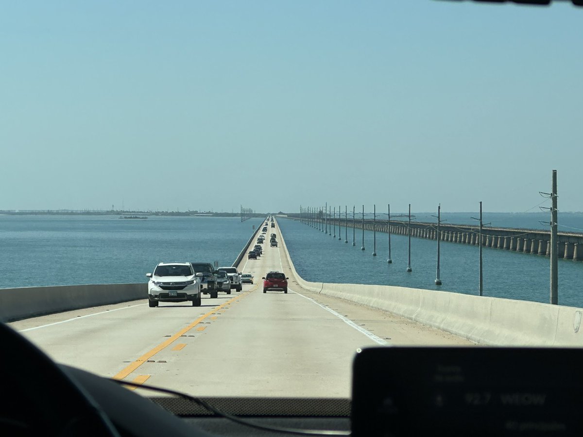 国境でスキップ 一度来たかったセブンマイルブリッジ マイアミから往復するツアーが