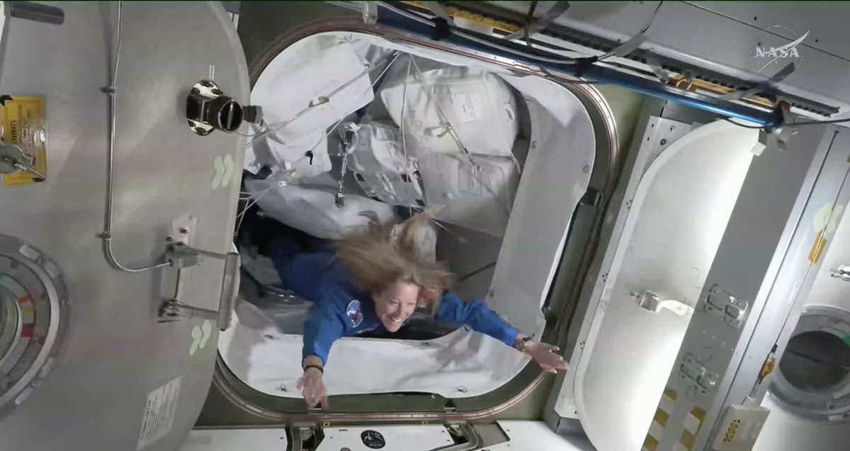 's tweet image. 1ers instants pour @Soph_astro, la 1ère de la rotation #Crew12 à monter à bord de l'#ISS. La mission #Epsilon peut désormais commencer. @cnes @ESA #Lachroniquespatiale