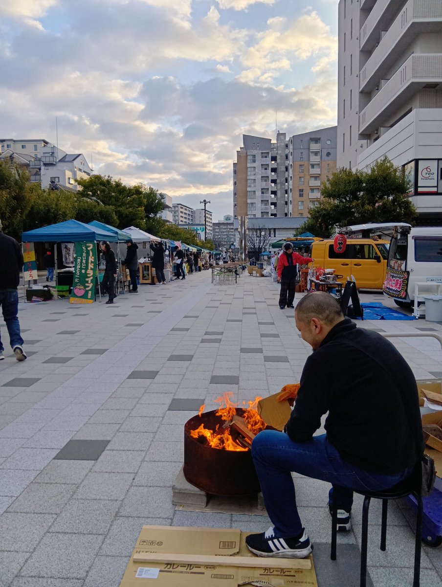 準備中…☀
朝焼けが綺麗です✨️

#イタミ朝マルシェ
8時〜スタートです😊

朝ごはんやショッピングに
ぜひ遊びに来てくださいね〜

焚き火もやってます🙆‍♀️🔥