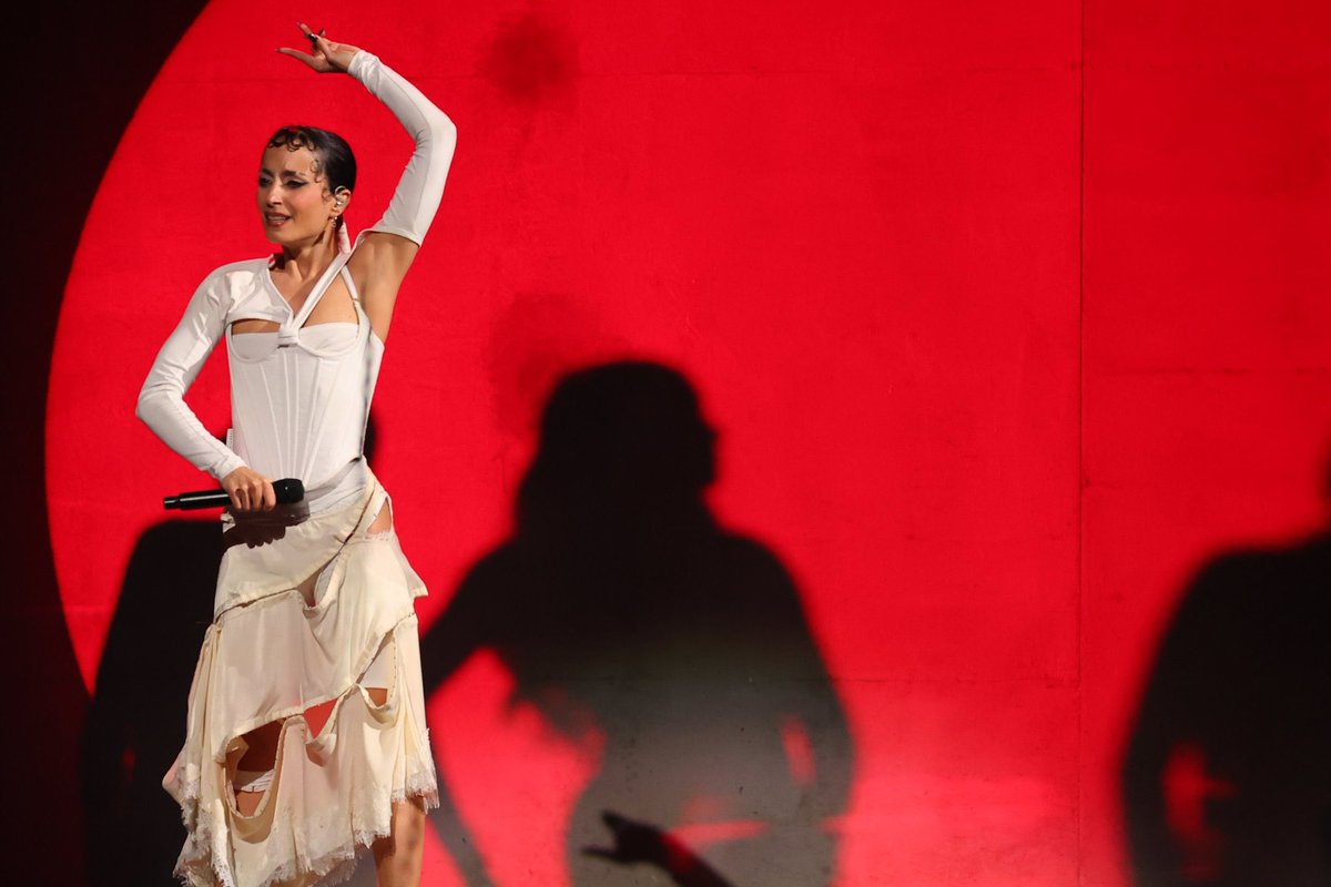 Lo de Rosalinda está a otro nivel en todos los sentidos. MENUDA BESTIAA DIOSSS esto es perfección, esto es arte, un viaje de sentimientos, NENA ERES BUENISIMA DIOS #BenidormFestFinal