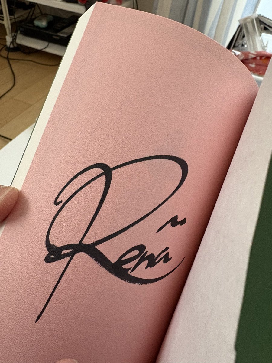 昨日たまたま手に入った、松井玲奈さんのサイン本。サイン本、これまで