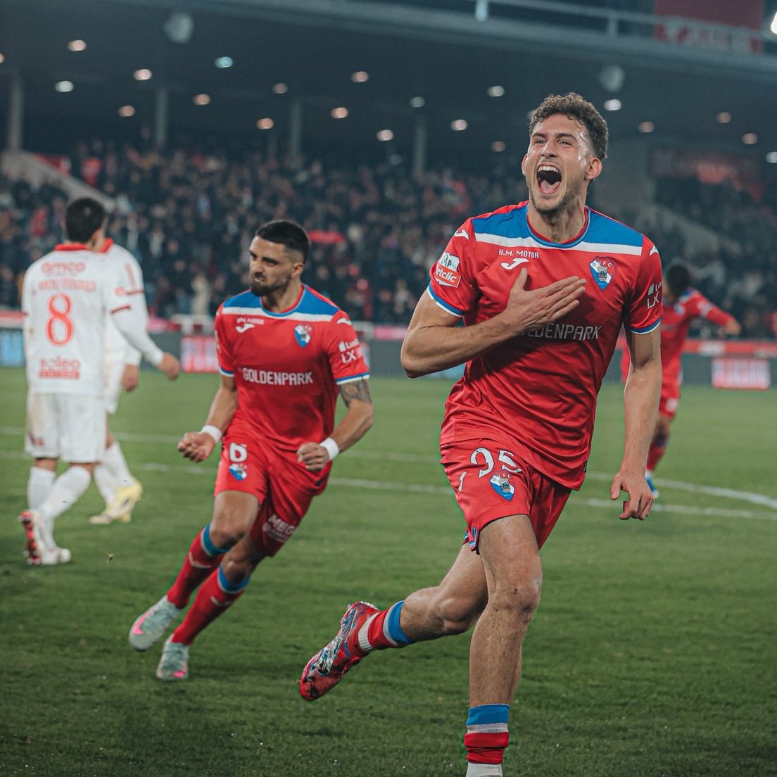 O MINHO PINTADO DE VERMELHO E AZUL!!! 🔴🔵

DEPOIS DE FAMALICÃO E MOREIRENSE, O GIL VICENTE VENCE POR 2-1 O SC BRAGA E CONSEGUE A TERCEIRA VITÓRIA SEGUIDA CONTRA UM RIVAL MINHOTO!!

Os Gilistas assaltam o quarto lugar, num jogo memorável! 

CONTINUEM A FAZER-NOS SONHAR!!