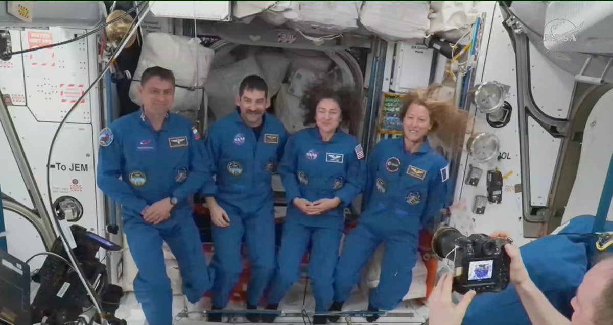 's tweet image. 1ers instants pour @Soph_astro, la 1ère de la rotation #Crew12 à monter à bord de l'#ISS. La mission #Epsilon peut désormais commencer. @cnes @ESA #Lachroniquespatiale