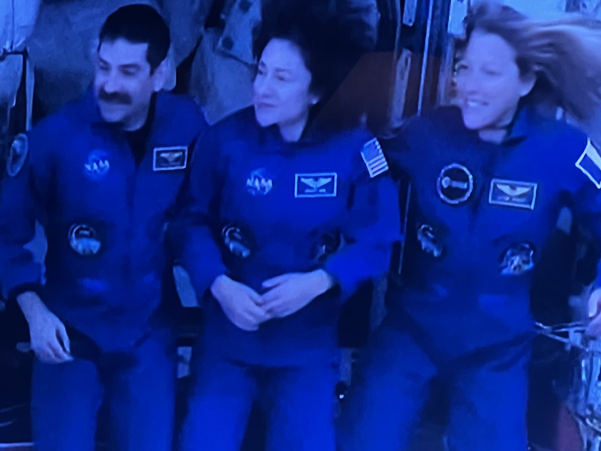 sophieprimas's tweet photo. Tellement magnifique. 
Il existe un endroit magique !  #espace #iss#  #adnot https://t.co/gKJpwQPx6v