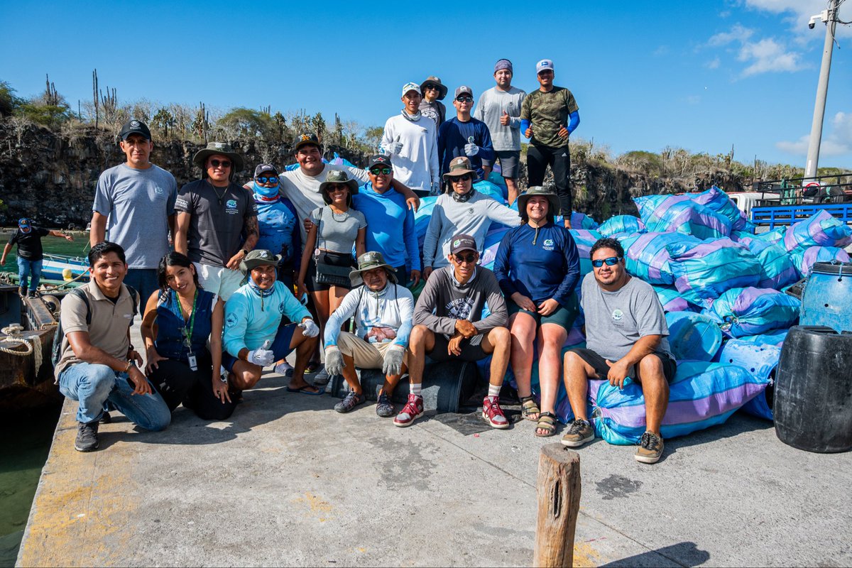 Galápagos actúa frente a la basura marina

Durante 1 semana, guardaparques, voluntarios y pescadores, junto a <a href="/CI_Ecuador/">Conservación Internacional Ecuador</a> y con apoyo de <a href="/DisneyConserves/">Disney Conservation</a> y la embarcación Yualka II realizaron el 1er viaje 2026 de limpieza en sitios remotos.

✅ 3,6 toneladas recolectadas
✅ 25,6