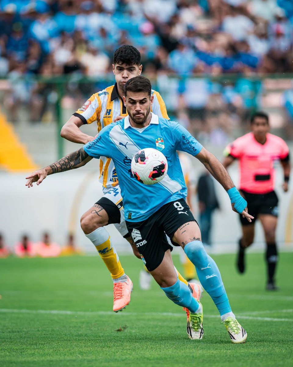 💢 Sporting Cristal gana, pero preocupa y mucho. Genera muchas ocasiones, pero NO la meten. Es increíble lo que fallaron. Y cada vez que le llegó Juan Pablo II (ya con 10) le hizo daño. Apareció Enríquez más de 2 veces.

En DIRECTO:  n9.cl/poyqm
