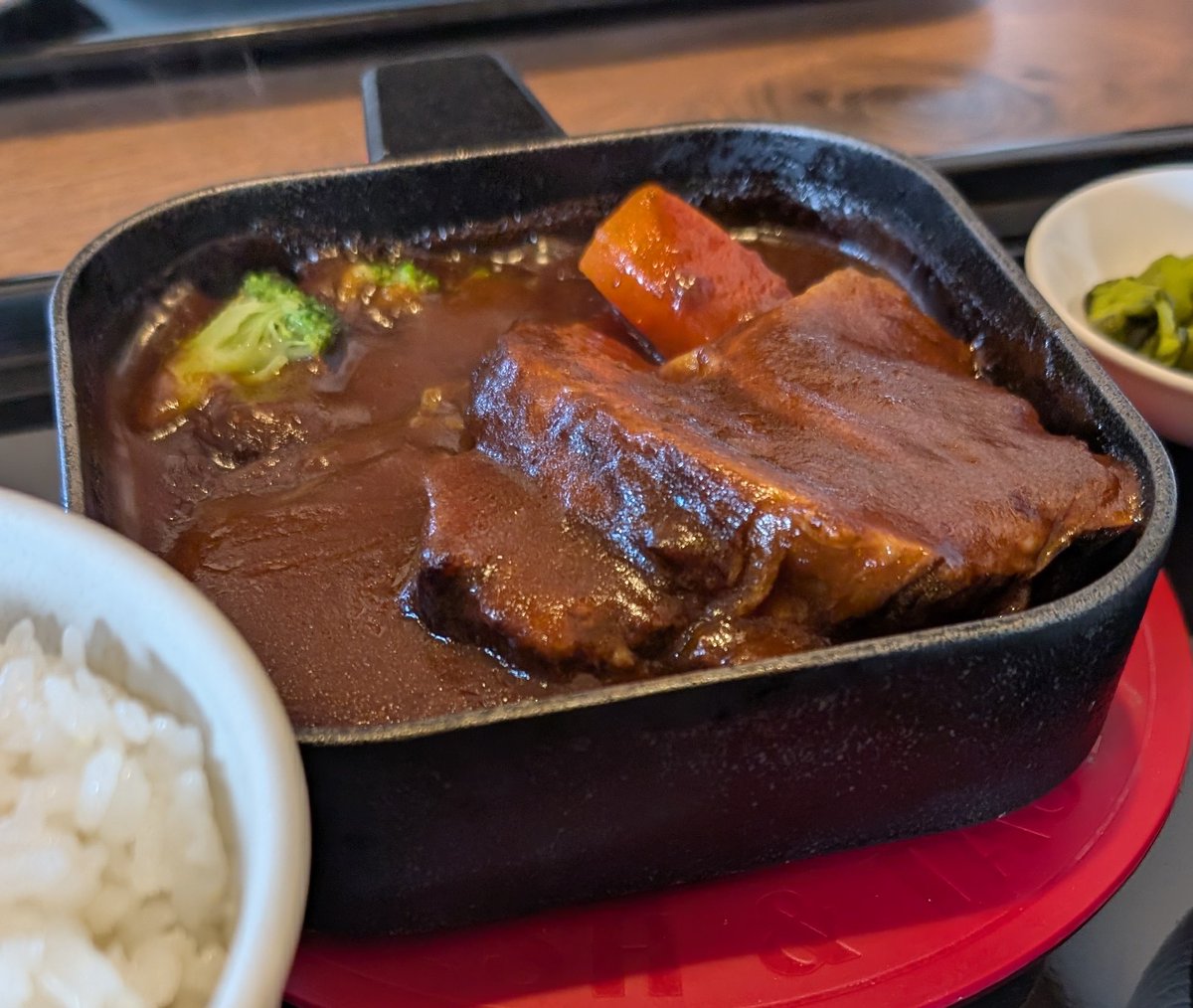 実はですね…
食堂さくらさんのビーフシチューは…
「お持ち帰り」が出来ます!!
昨日聞いたら出来ました!
なので昨日は3枚ビーフシチューをお持ち帰りして
家族に食べさせてあげる事に成功!!
なかなか予定が合わずなんとか味わせてあげたかったのですが
昨日任務完了でありました!
ヤッターーーーー🙌 