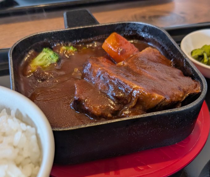 実はですね…
食堂さくらさんのビーフシチューは…
「お持ち帰り」が出来ます!!
昨日聞いたら出来ました!
なので昨日は3枚ビーフシチューをお持ち帰りして
家族に食べさせてあげる事に成功!!
なかなか予定が合わずなんとか味わせてあげたかったのですが
昨日任務完了でありました!
ヤッターーーーー🙌 