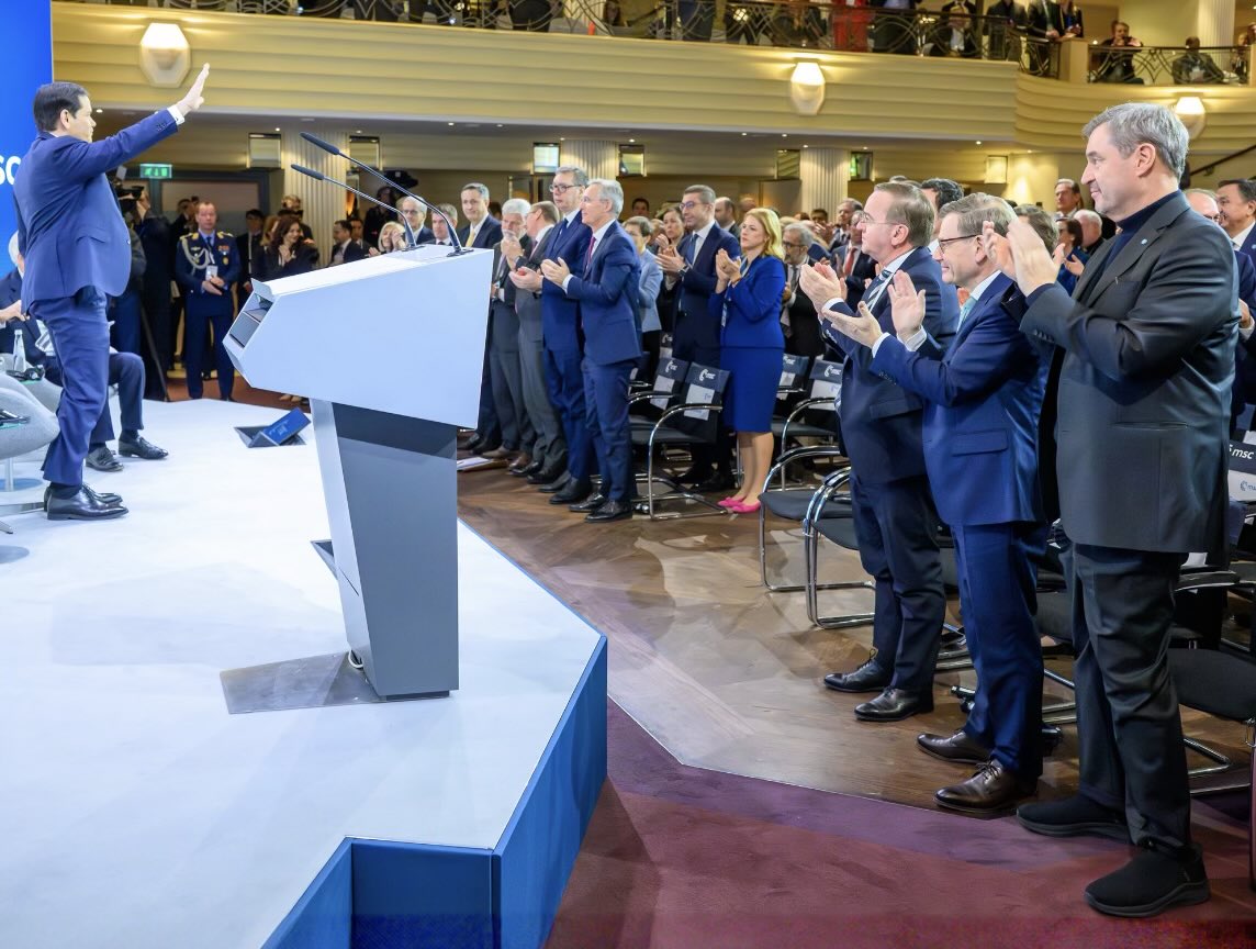 Schaut euch die 3 erbärmlichen Heuchler im Vordergrund an. Sie geben Standing Ovation für US-Aussenminister <a href="/marcorubio/">Marco Rubio</a>, der gerade Europa wegen Migration, Klimasekten und Deindustrialisierung (zurecht) zusammengestaucht hat.