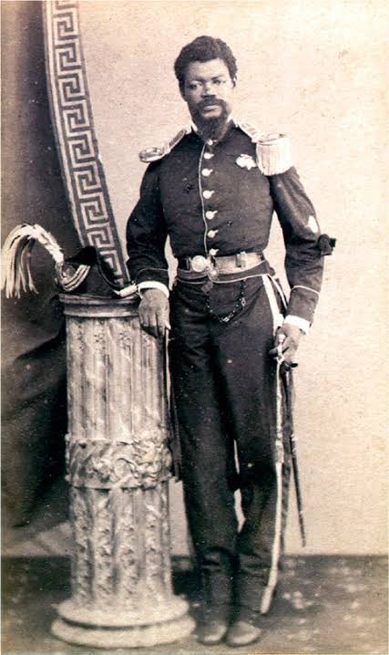 Chegou a hora de ajuremar o velho Sacaca. Hora de juntar ele à Sinhá Olímpia e Dom Obá II, no nosso panteão de heróis desconhecidos imortalizados pela Mangueira. Que seja lindo!