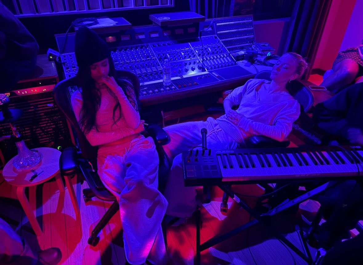 🚨 | <a href="/zaralarsson/">Zara Larsson</a> in the studio with <a href="/Tyllaaaaaaa/">Tyla</a>.