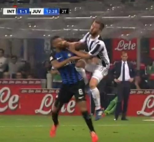AvvCalifano's tweet photo. #interjuventus dicono che esista qualcosa che si chiama #karma. Io non ci credo, ma stai a vedere….. https://t.co/CuEq59wp1m