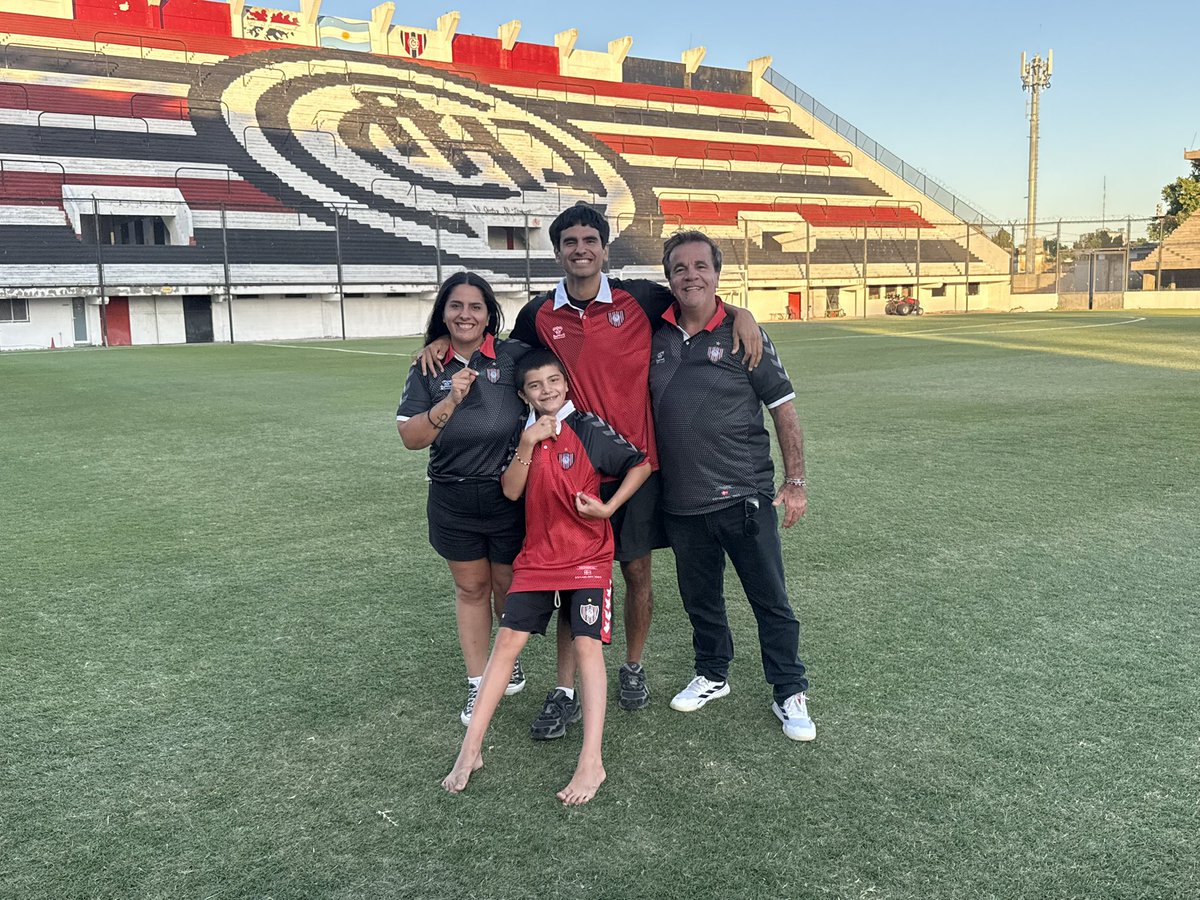 Distintas generaciones pero el mismo deseo… @chacaoficial en Primera. 

Foto en casa con la chomba, regalo por abonar la cuota anual, listos para mañanaaaaaaaa

Hacete socio/a 🇾🇪
Aguante chacaaaaa