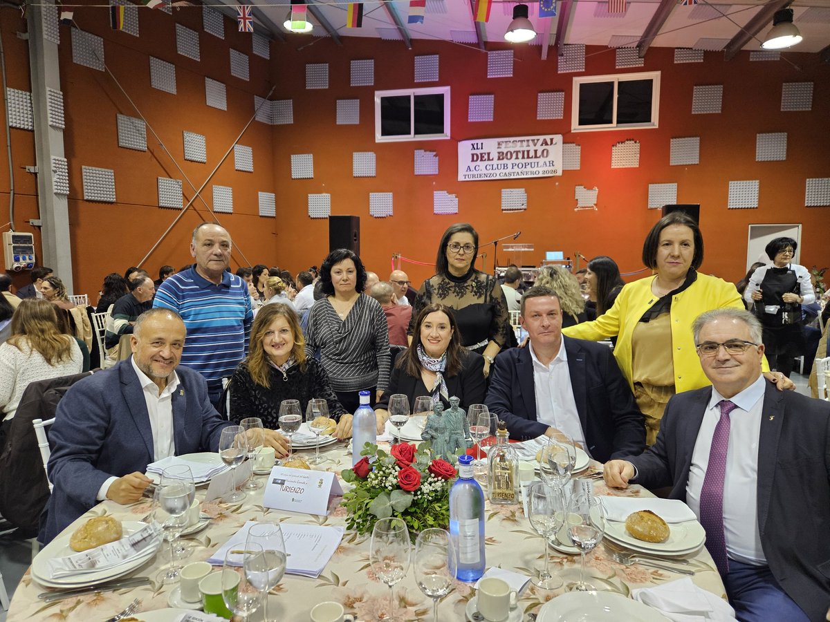 diputacionleon's tweet photo. 🍽️ El presidente de la #DiputaciónDeLeón, Gerardo Álvarez Courel (@courel1966), ha asistido al XLI Festival del Botillo de Turienzo Castañero, en el que ha ejercido de mantenedor el director de @8Bierzo y @esradioBierzo, Germán Gavela. https://t.co/DcyNknTp5c