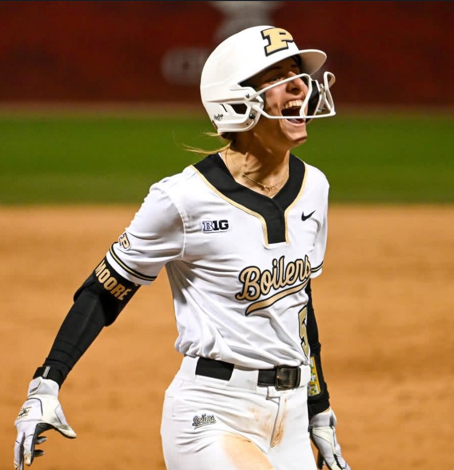 CathedralSoftb1's tweet image. Congrats @anna_moore_06 on your 1st collegiate HR! Your Irish fam is so proud of you💚 Boiler up💛