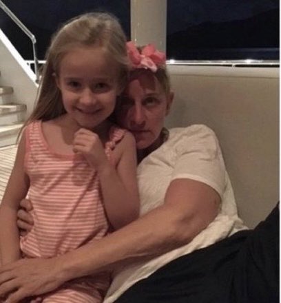 Foto de Ellen DeGeneres, con esta niña en aguas internacionales.

La caníbal de Hollywood, en los archivos de Epstein.
Rey👇