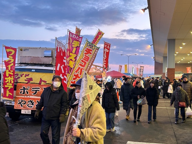 冬の館鼻朝市！行ってきました！
コンパクトにまとまっていて、これはこれで好きだな。
今日は、孫が「疲れたぁ～帰ろぉ～」を言わなかった。