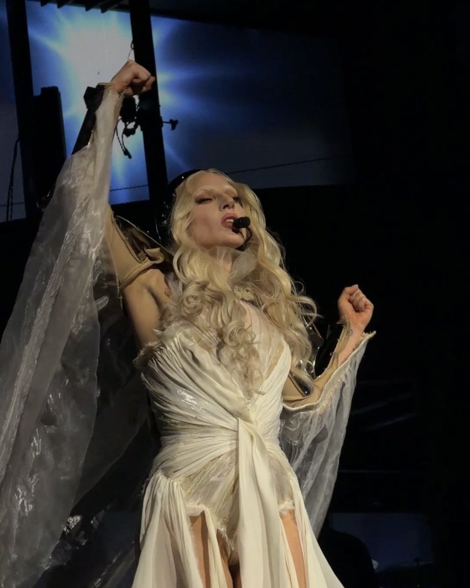 Lady Gaga looking STUNNING while performing Paparazzi tonight in  Glendale. : @itsrickybby