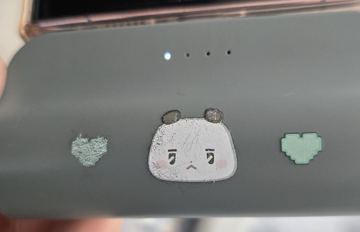 벌써 갈라짐 듀듀 다들 조심하세요 주머니에 넣었을뿐인데