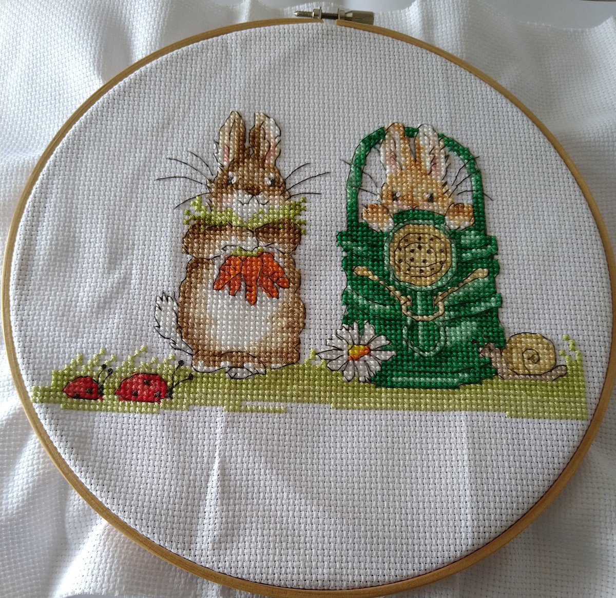 miechina1020's tweet image. 今日はすっごく久しぶりのクロスステッチ日和😁❣️
２羽めのうさぎさん完成✨🐇🥕
３羽めうさぎも頑張ろっ😀🎵

#クロスステッチ   #BothyThreads