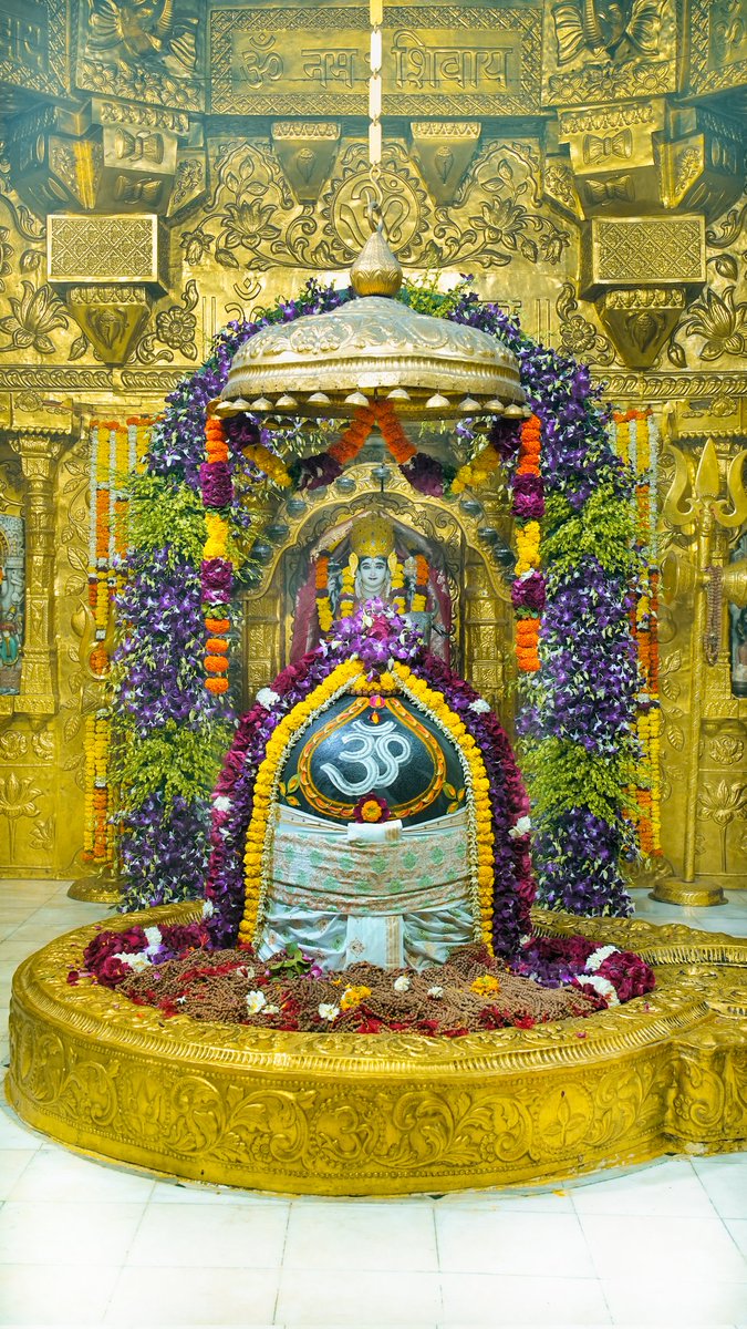 श्री सोमनाथ महादेव मंदिर,
प्रथम ज्योतिर्लिंग - गुजरात (सौराष्ट्र)
दिनांक: 15 फरवरी 2026, माघ कृष्ण त्रयोदशी (महाशिवरात्रि) - रविवार
प्रातः श्रृंगार
01267722
#somnath #mahadev #shivji
#bhakti #somnathlivedarshan #somnathtemple