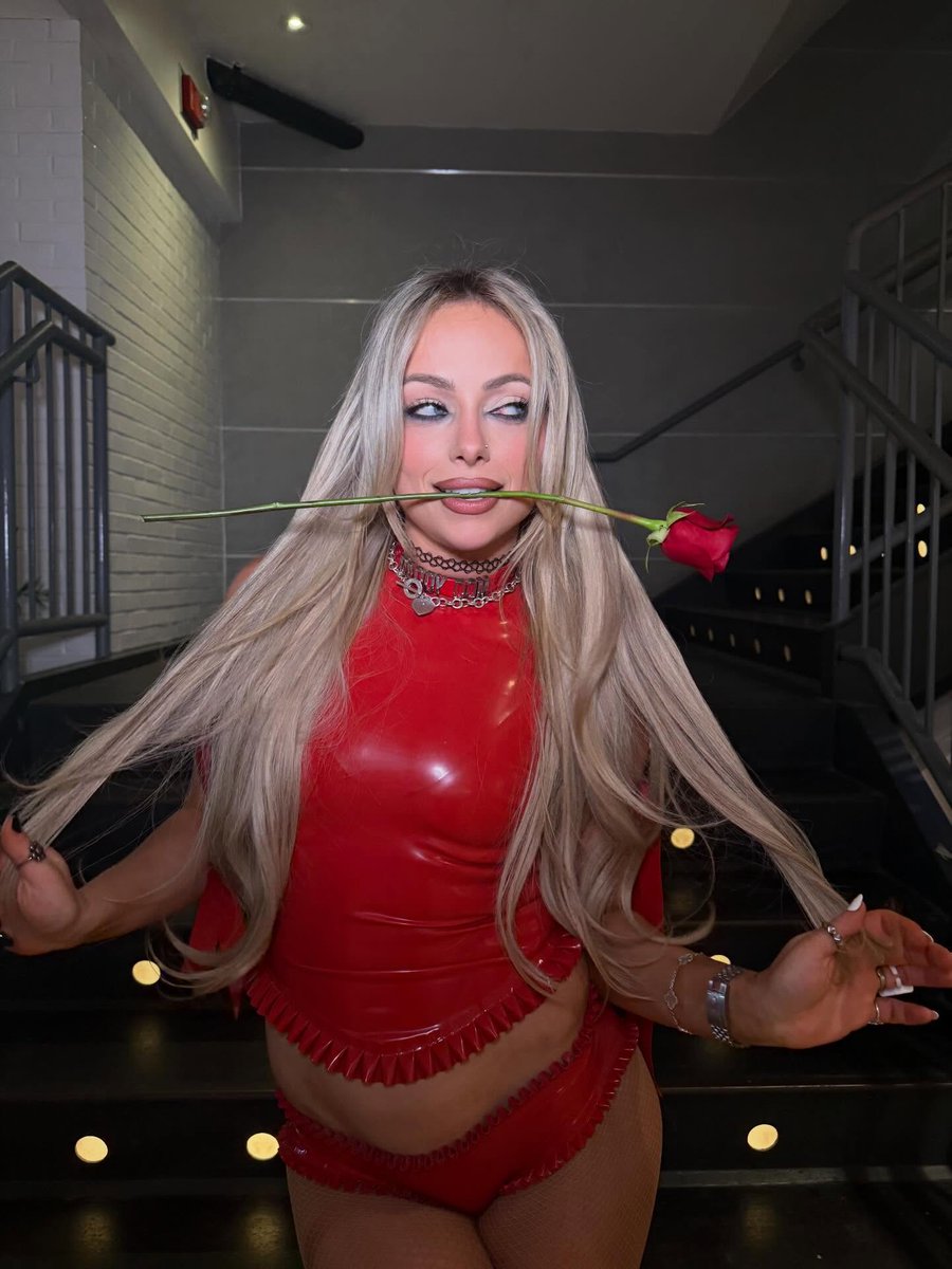 Don't you wish your Valentine was hot like mine? 🫦