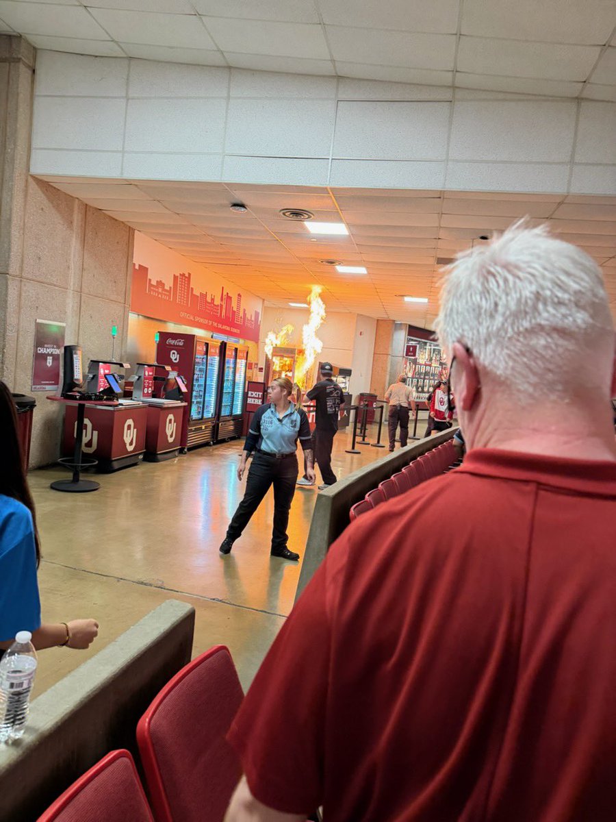 braxtonians's tweet photo. @3YearLetterman The “security” ran people out of the building. No fire extinguisher in sight. https://t.co/RDt8y3JNkQ
