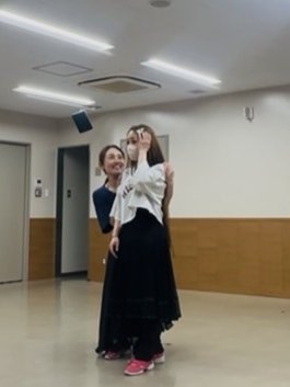 cavabienshow's tweet photo. みなさんこんにちは😊
昨日のリハーサル✨
１部のウィキッドの中でのエルファバとグリンダの2人のナンバーをあきみ先生が振り付けしてくださいました🥰✨
本番までにたくさん練習してみなさまに楽しんでいただけるよう頑張ります！！！！！

今日も新曲のリハーサルです✨
頑張るぞーーー！ https://t.co/rnqyKXlsis