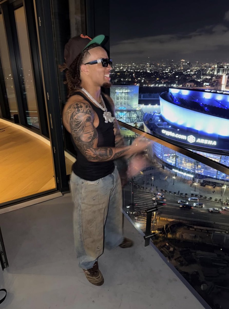 TrojanFBx's tweet image. The view from USC freshman Deshonne Redeaux’s penthouse is insane.