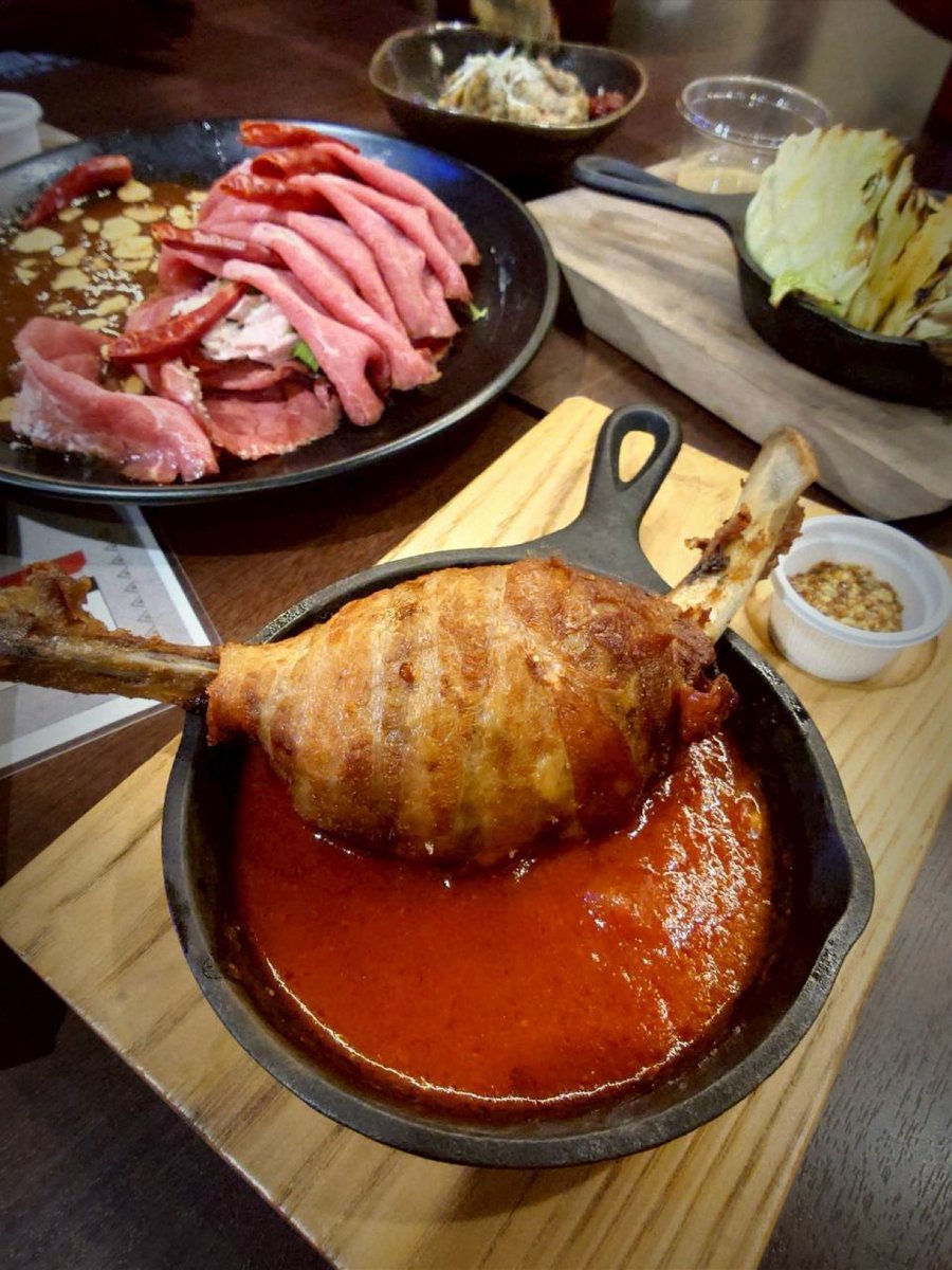 昨晩のとあるモンスターギルド内で行われたゴリラ魔女達によるサバトの様子🦍🧙‍♀️
兄弟盃を交わし(脳内BGM花の慶次)肉を焼く姿があったとか🍖

3/20 東京ビックサイト【arteVarie135】で合同SPやるよ

❤️<a href="/saioh_t/">橘屋(橘 斎王) *🪄✵☪</a>
💚<a href="/schwarz_XD/">伽夢【黒猫亭】</a> 
💛<a href="/Rufus_Aries/">RufusAries🐏</a>
💙<a href="/favofac_orig/">景虎@AtlasCode</a>
＆💜

 #WitchOfGorilla
 #ゴリラ魔女