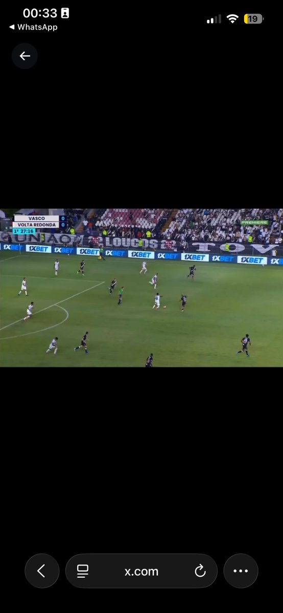 FariaThomaz's tweet photo. @EstagiarioVasco Início da jogada do gol. Olhem o posicionamento do Cuesta e do Catatau. Acham mesmo que foi preguiça? Nenhum zagueiro normal ganha uma corrida longa dessa contra o atacante https://t.co/ZFXl2RbmJH