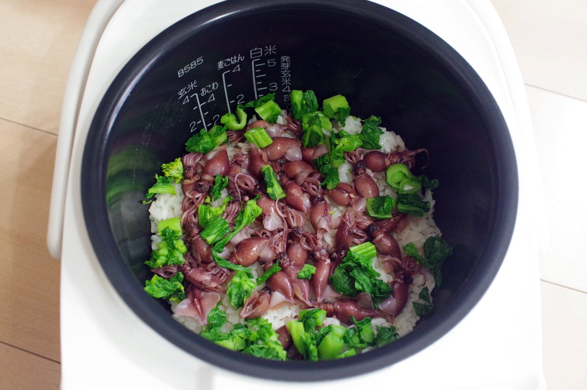 絶対に作ってみて欲しい。
ホタルイカ ✕ オリーブオイルご飯は本っっ当に美味しいぜ！！！

富山よりも早い鳥取のホタルイカを発見したので作ってみたところ意味不明なくらい美味しくて今年も感動。
炊飯器でも1合から美味しく炊けます👍
白だしでご飯を炊いて、ホタルイカを入れて蒸すだけ！
