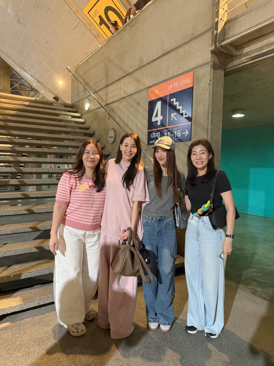 พี่นุ้ยลงpost riser concert ถ่ายรูปกับแม่ปุ๋ย ม๊าพี่พุ แม่ๆสวยกันมากกกกก🥺🩷

FALL IN LOVE ARTIST FOURTH
#RISERCONCERTD2 #phuwintang 
#Fourthnattawat #โฟร์ทณัฐวรรธน์