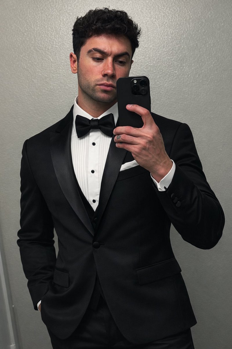 Waiting for my date 💘