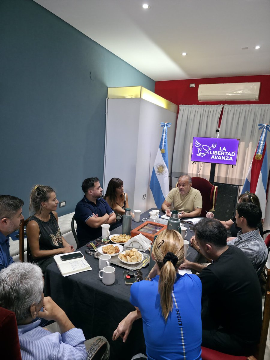 Desayuno de trabajo del Comité Ejecutivo Provincial, órgano permanente de conducción y administración del partido LLAER, donde se abordaron distintos ejes temáticos con el objetivo de orientar la acción partidaria y fortalecer su proyección política y territorial en la provincia.