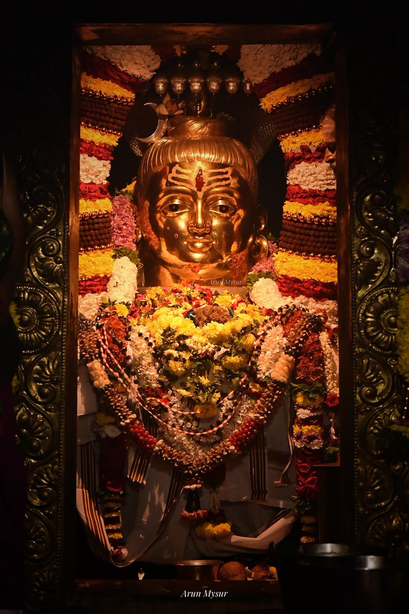 MysuruMemes's tweet photo. ಸಮಸ್ತ ನಾಡಿನ ಜನತೆಗೆ ಮಹಾಶಿವರಾತ್ರಿ ಹಬ್ಬದ ಶುಭಾಶಯಗಳು.

ಚಿನ್ನದ ಕೊಳಗದಲ್ಲಿ ಕಂಗೊಳಿಸಿತ್ತಿರುವುವ ಮೈಸೂರಿನ ಸುಪ್ರಸಿದ್ಧ “ ತ್ರಿನೇಶ್ವರ “ ಸ್ವಾಮಿ

#MahaShivaratri https://t.co/zAJtFOcoSX