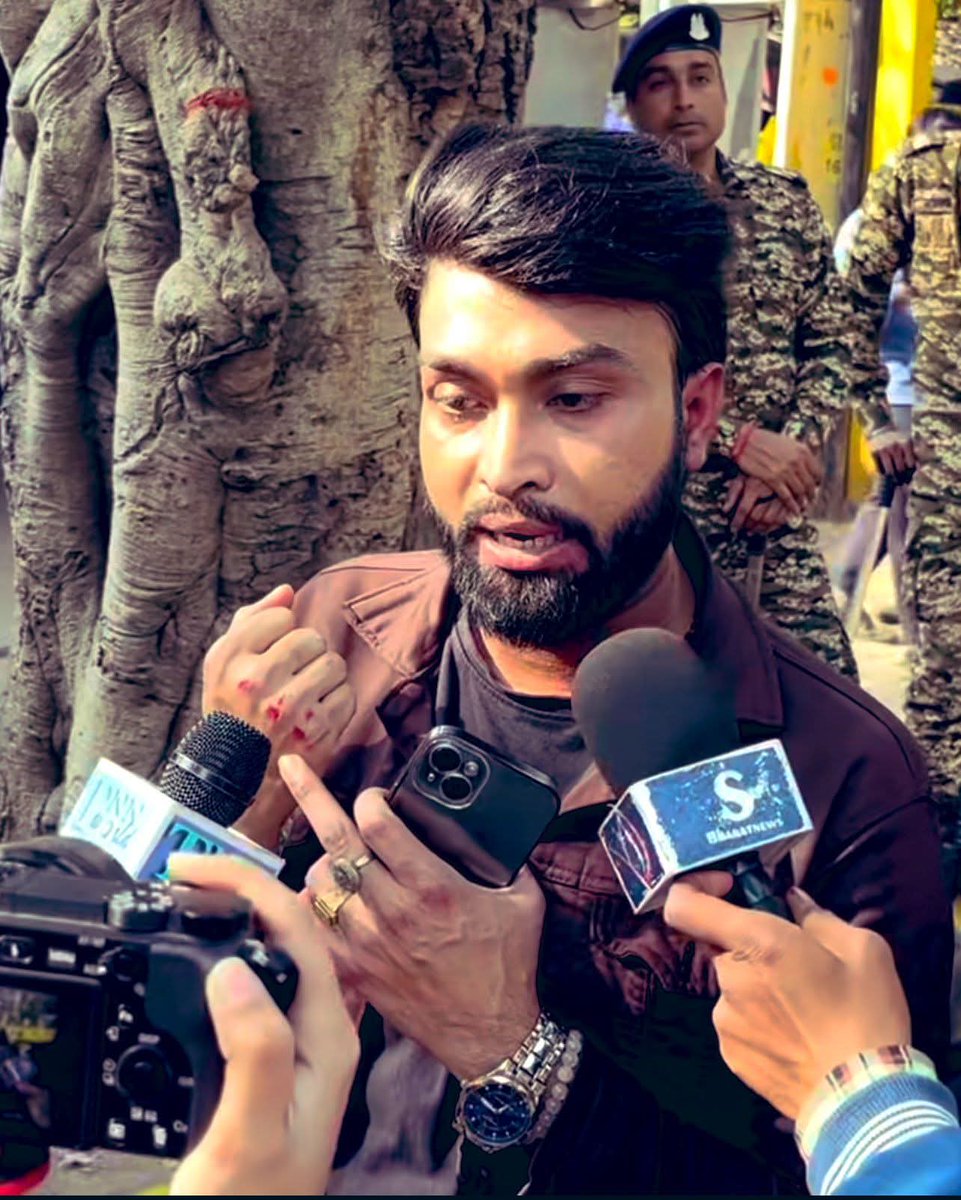 इस आदमी को पहचानिये।

ये ना रवीश कुमार है, और ना सुधीर चौधरी।

हो सकता है, आप में से कोई भी व्यक्ति इसको ना जानता हो, मैं भी नहीं जानता हूँ।

लेकिन इस अकेले लड़के ने JNU और DU में जाकर ब्राह्मण विरोधियों को तगड़ा रेला है।

इस लड़के से जातिवादी इतना परेशान हो गये, की इसपर हमले