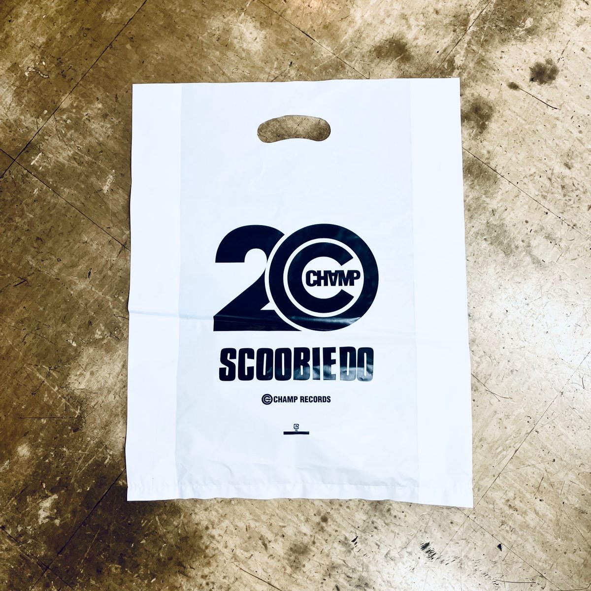 SCOOBIE_DO's tweet photo. 🛍️ショッパーがNEWデザインになりました!
ライブ会場物販にてグッズをご購入いただいた方で、ご希望の方にお渡ししています!
㊗️CHAMP RECORDS 創立20周年記念デザインです!
ライブ会場物販、是非ご利用ください!
#CHAMPRECORDS20周年 #champ20th #スクービー https://t.co/VTMJuLfwZT