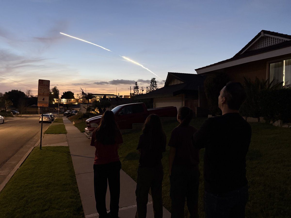 craigcocca's tweet photo. Amazed at how busy the west coast launch calendar has gotten over the last few years. @SpaceX put on another great light show tonight (loved the “Saturn” hanging in the sky post launch) @ABC7 @NBCLA @CBSLosAngeles @DJSnM @NASASpaceflight https://t.co/Hg5MsBcC3U