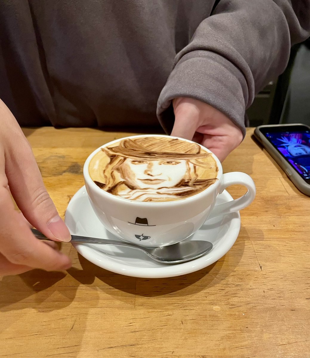 MK19790101's tweet photo. ラテアート2Dで #堂本光一 さんを描いていただきました☕️カフェモカ美味しかったです。
時間をかけていただいてありがとうございます⏳
ミュージカルが今から楽しみ🤎

#チャーリーとチョコレート工場 🚲🍫🏭
#HATCOFFE https://t.co/gHKOYXi6V5