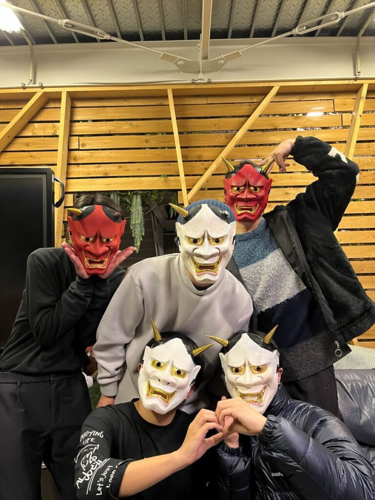 【鬼は外、福は内！】
CFAKids各校舎で節分イベントを開催しました！

こどもたち自身で恵方巻を作り、南南東を向いて喋らずに食べます。

「心の鬼」を追い払う豆まきも大盛り上がり！笑顔あふれる1日でした。
#自立共生 #学童保育 #CFAKids

記事全文はコチラ▼
cfakids.chance-for-all.org/blog/14491/