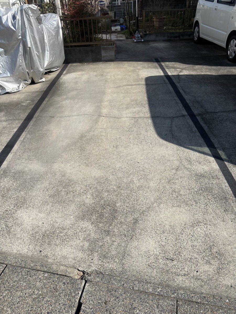 嫁が駐車場で、錯覚するのかわからないけど真っ直ぐ停められないと言うので、線を引く😇