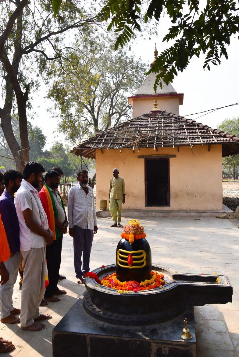 niyodhi's tweet photo. “आज महाशिवरात्रि है—भगवान शिव की कृपा से सभी गांवों में शांति, समृद्धि और एकता आए। व्रत रखने वाले सभी को शुभकामनाएं! क्या आप आज पूजा कर रहे हैं? कमेंट में बताएं। 🙏  #MahaShivratri #HarHarMahadevॐ https://t.co/UiTeii16of