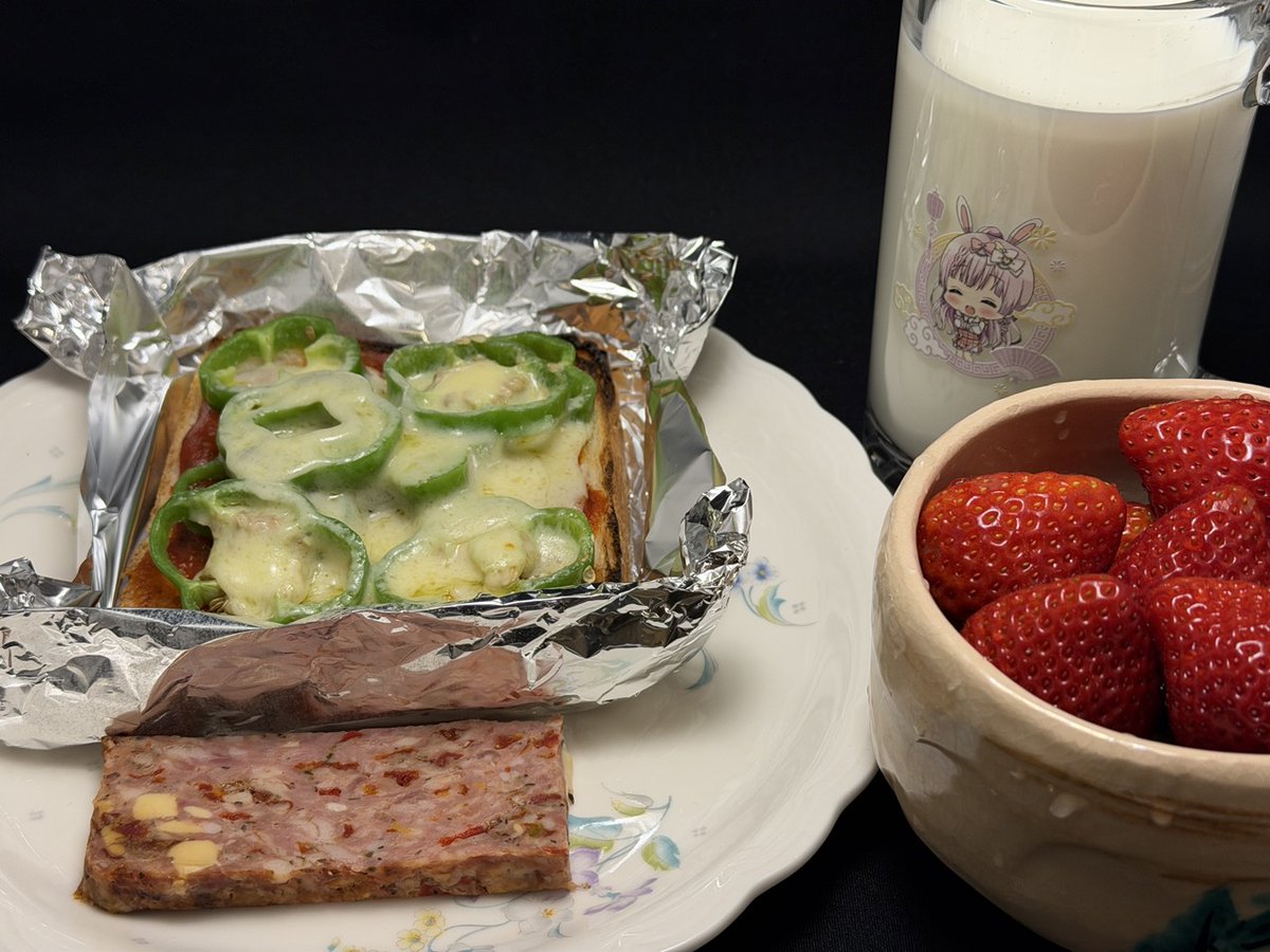 #そらぴ飯

ピザトースト！
手前のはピザケーゼというピザ味のソーセージだそう。