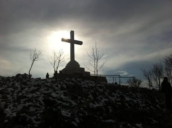 El amor encentra su mas potente significado aI contemplar a Jesús en la Cruz. Que mayor prueba de amor puede darnos? No nos olvidemos que amar es la donación sincera y total de uno mismo por el amado.