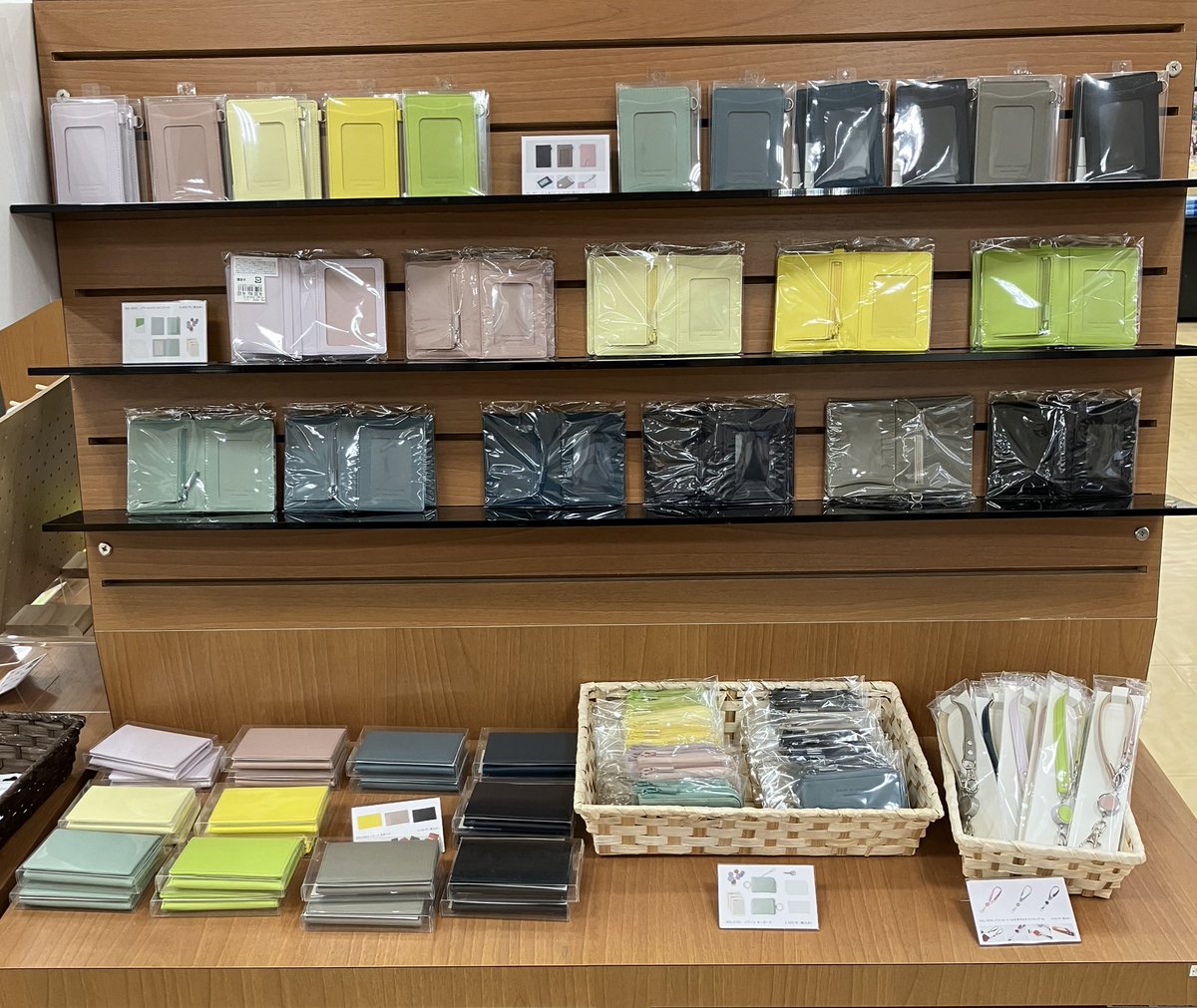 皆様、こんにちは♪
本日はオススメのフェアをご紹介！
『FRESHERS FAIR』
目に鮮やかな蛍光色や、優しい色合の皮小物達をご用意いたしました。
進級、就職のお祝いにも最適です🎁
是非、お手に取ってご覧くださいませ。
#皮小物