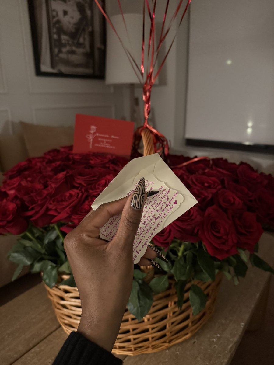 155 roses for the 155 days we spent together! I’m a lover girl so this card will be kept forever. 💘