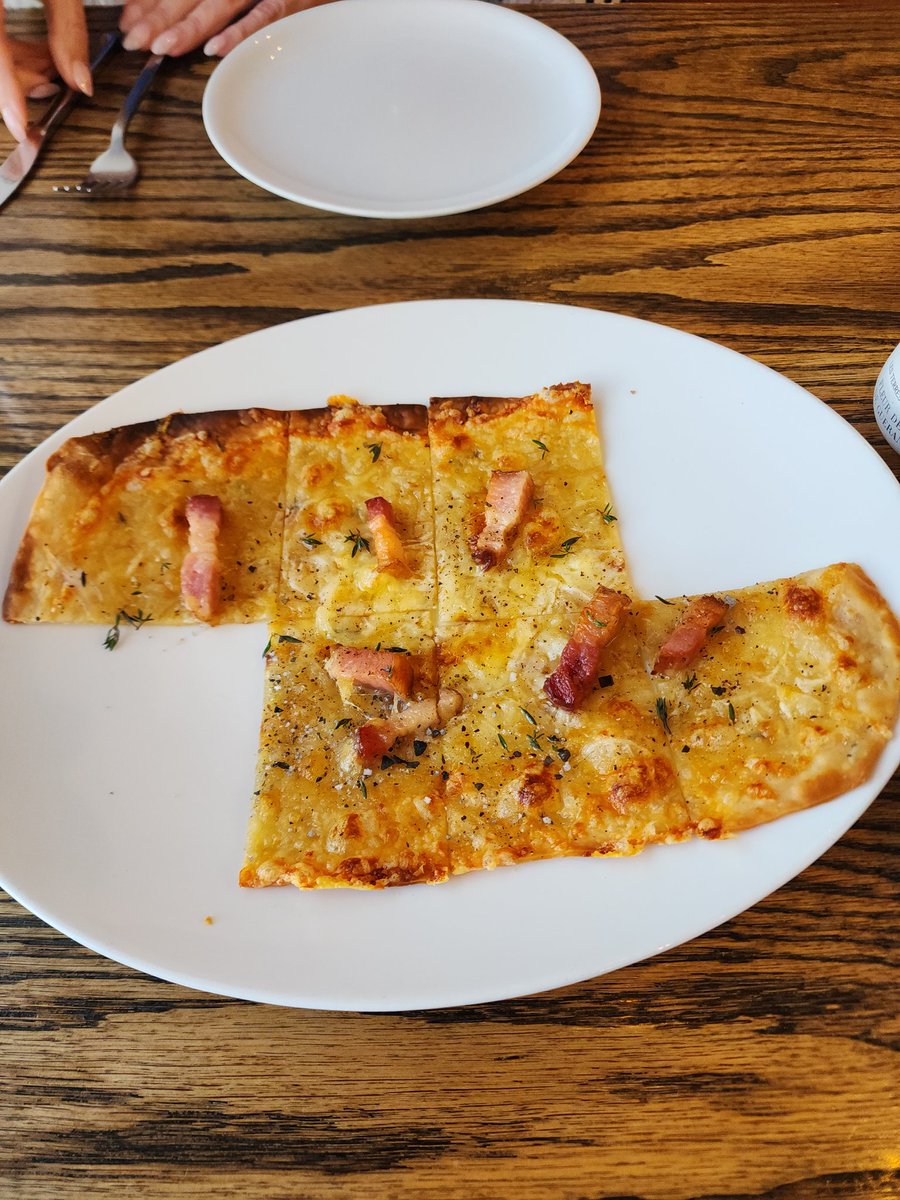 TeslaBoomerPapa's tweet photo. 4 first courses (started nibbling on the first before taking the pic!) https://t.co/OOP7rCScHk